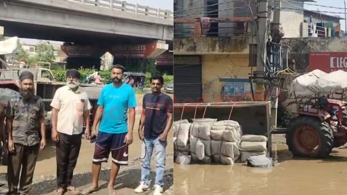 Jalandhar News: सीमेंट से भरी पलटी ट्रैक्टर ट्रॉली, 3-3 फीट भरा पानी और गड्ढे बन रहे हादसे का शिकार, लोग परेशान, देखें वीडियो