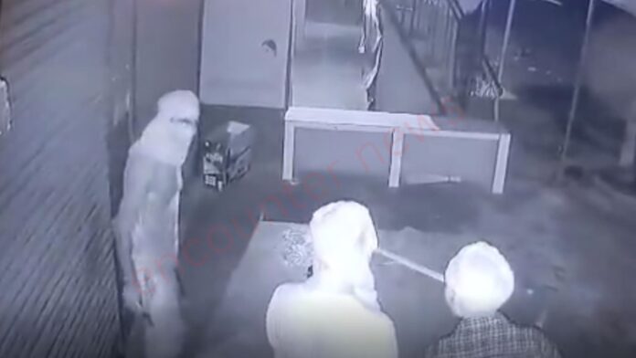 एक साथ 5 ज्वेलरी दुकानों से गहने लेकर चोर फरार