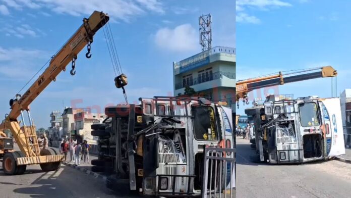 Punjab News: पुल पर पलटा गत्तों से भरा ट्रक, चालक घायल, लगा भारी जाम, देखें वीडियो