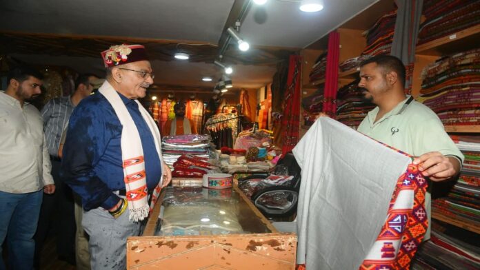 राज्यपाल ने राष्ट्रीय हथकरघा दिवस पर दिल्ली स्थित हिमाचल एम्पोरियम का दौरा किया