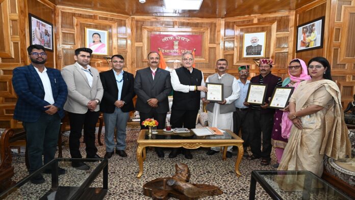 राज्यपाल ने हिमाचल की पारंपरिक हस्तशिल्प कलाओं से जुड़े कारीगरों को दिए GI प्रमाण पत्र