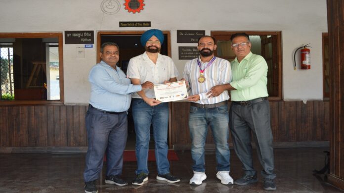 Meharchand Polytechnic College के अंकुश शर्मा ने जिला बैडमिंटन चैंपियनशिप 2026-27 में जीता कांस्य पदक