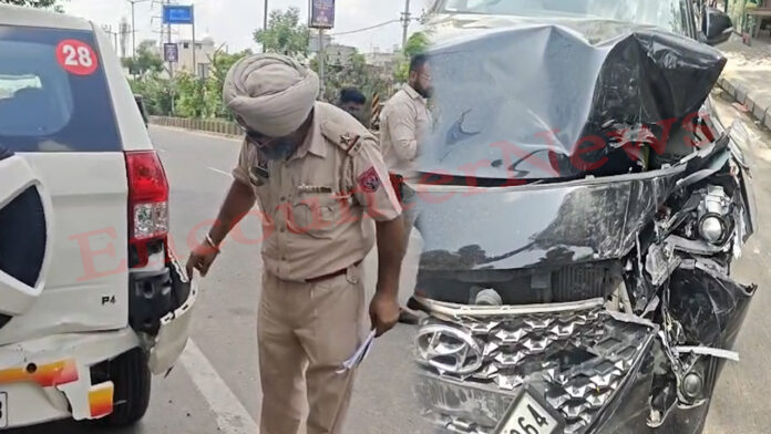 Jalandhar News: तेज रफ्तार कार का कहर, पुलिस कर्मियों की गाड़ी को मारी टक्कर, उड़े परखच्चे, देखें वीडियो