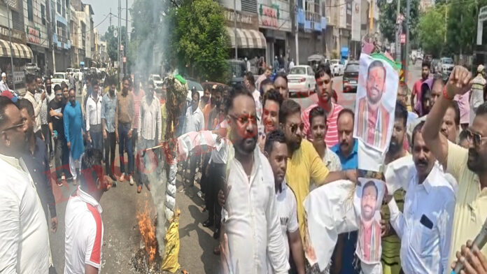 Jalandhar News: हरियाणा में पुलिस और सफाई कर्मियों के गरमाए विवाद पर यूनियन ने फूंका CM Saini का पुतला, देखें वीडियो