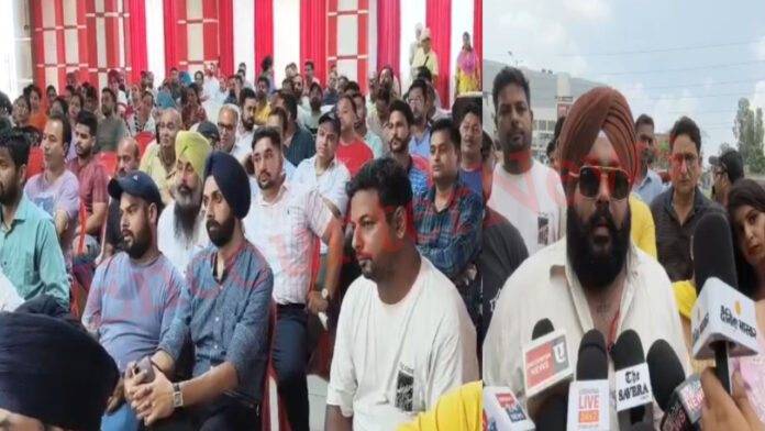 Jalandhar Bypass पर Green Land School के बाहर अभिभावकों का प्रदर्शन, जमकर हुआ हंगामा, देखें वीडियो