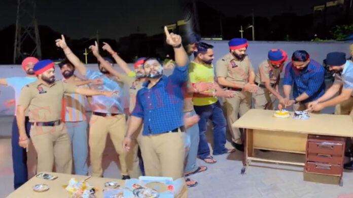 Jalandhar News: थानों में बढ़ा रील बनाने का क्रेज, मुंशी की पुलिसकर्मियों के साथ वीडियो वायरल