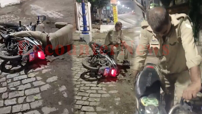 बाइक समेत सड़क पर गिरा नशे में धुत पुलिसकर्मी, हाईवोल्टेज ड्रामा देख जुटे लोग, देखें वीडियो