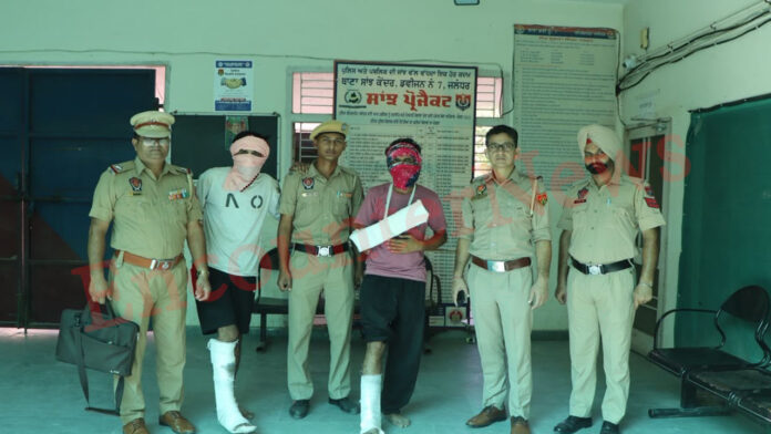 Jalandhar News: पुलिस को देख भागे लुटेरे हुए हादसे का शिकार, टूटी टांगे और बाजू, देखें वीडियो