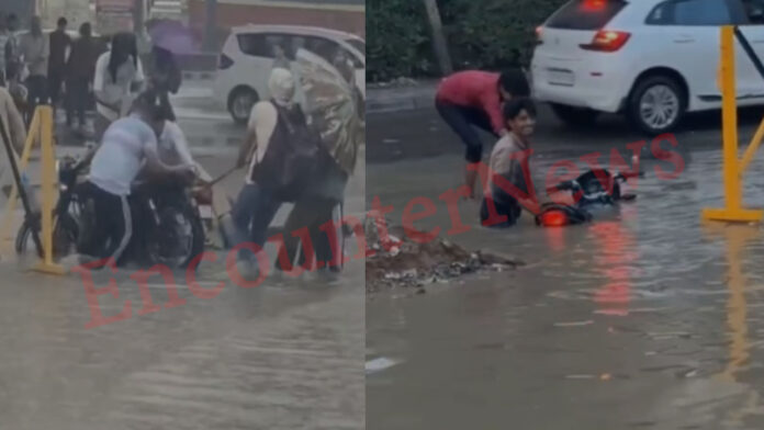 Jalandhar News: ये है स्मार्ट सिटी, बुलेट के बाद फंसी बाइक, जानलेवा बना गड्ढा, देखें वीडियो