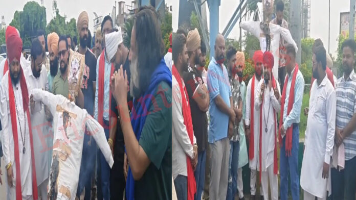 Punjab News: पुल पर वाल्मीकि संगठनों ने फूंका DSP का पुतला, दी चेतावनी, देखें वीडियो