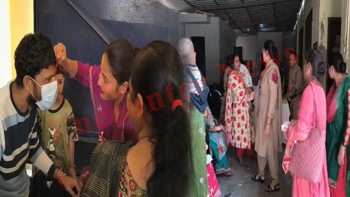 Punjab News: जेलों में सुरक्षा के कड़े प्रबंध, बहनों ने कैदी भाइयों की कलाई पर बांधी राखी, देखें वीडियो