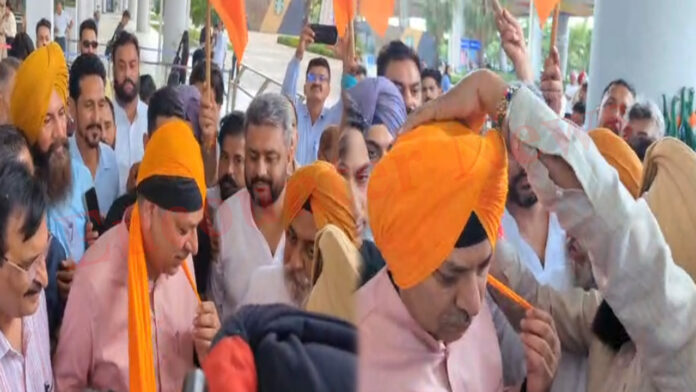 भाजपा पंजाब प्रभारी पूनिया पहुंचे चंडीगढ़ एयरपोर्ट, बांधी पगड़ी, देखें वीडियो