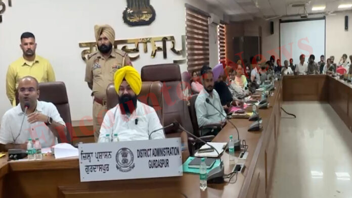 Punjab News: SC आयोग के चेयरमैन जसवीर गढ़ी ने खुले दरबार में सुनी लोगों की समस्याएं, किया हल, देखें वीडियो