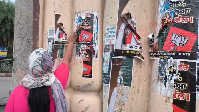 Punjab News: सासंद चन्नी के खिलाफ पोस्टर पर प्रकाशित नंबर देख भड़की महिला, करेंगी शिकायत, देखें वीडियो