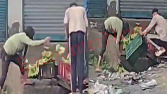 सावन के पवित्र माह में नाले के गंदे पानी में केले धोने का वीडियो वायरल