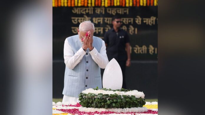 पूर्व प्रधानमंत्री Atal Bihari Vajpayee की पुण्यतिथि पर श्रद्धांजलि अर्पित करने पहुंचे PM Modi, देखें वीडियो