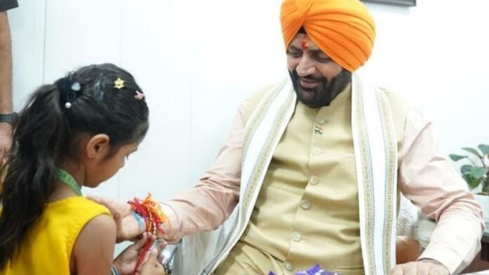 CM Nayab Singh Saini ने अपने आवास संत कबीर कुटीर में मनाया राखी का त्यौहार