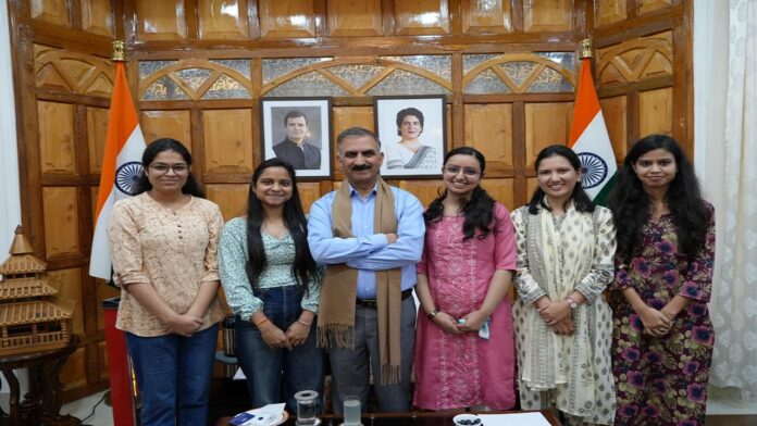 मुख्यमंत्री ने HPU के शोधार्थियों और नादौन के विद्यार्थियों के साथ संवाद किया