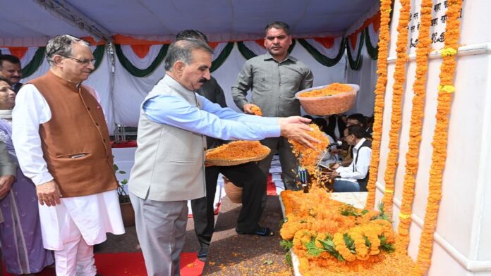 मुख्यमंत्री Sukhu ने अटल बिहारी वाजपेयी को अर्पित किए श्रद्धासुमन