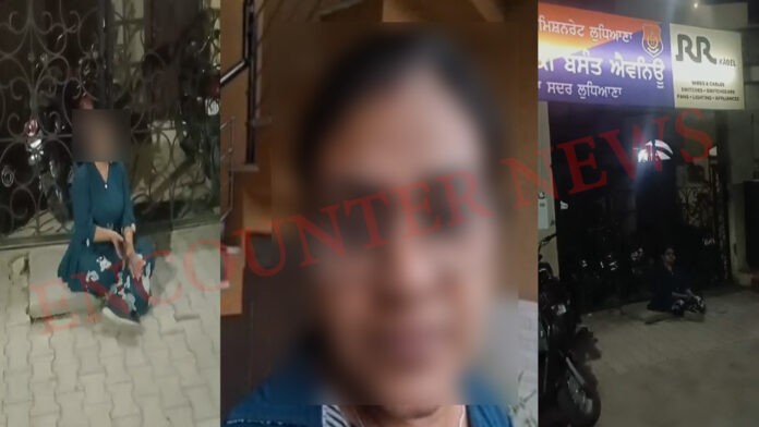 Punjab News: थाने के बाहर बैठी CA का हंगामा, पति-सास पर लगाए आरोप, देखें वीडियो