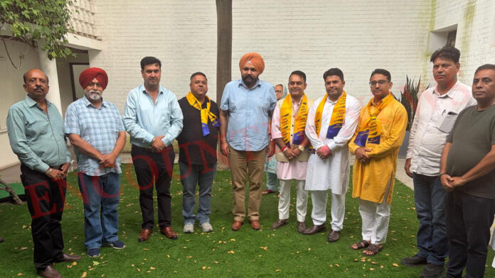 Jalandhar News: Mayor Vineet Dhir ने दिया BJP को बड़ा झटका, 13 कार्यकर्ता आप पार्टी में शामिल