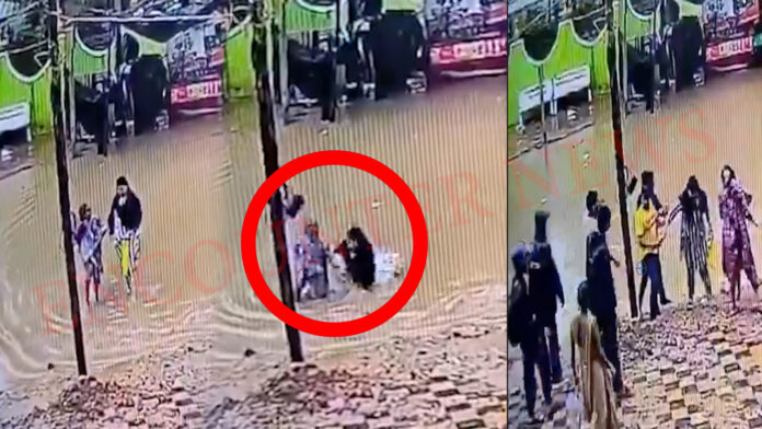 बारिश बनी आफतः पानी से भरे गड्ढे में गिरी दादी-पोती, देखें वीडियो