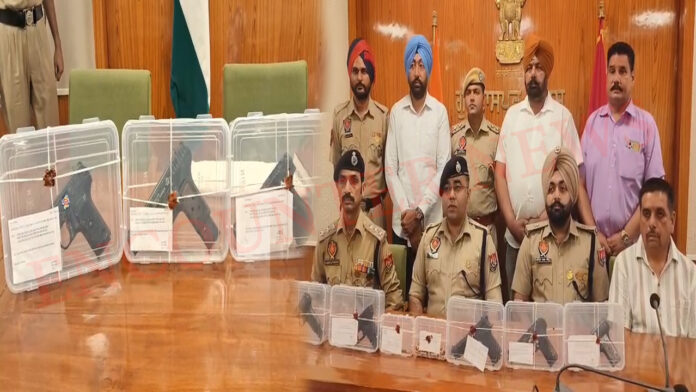 Punjab News : गैंगस्टर बुरी बसंतकोटिया समेत 5 गिरफ्तार, 6 पिस्तौल-49 कारतूस बरामद, देखें वीडियो