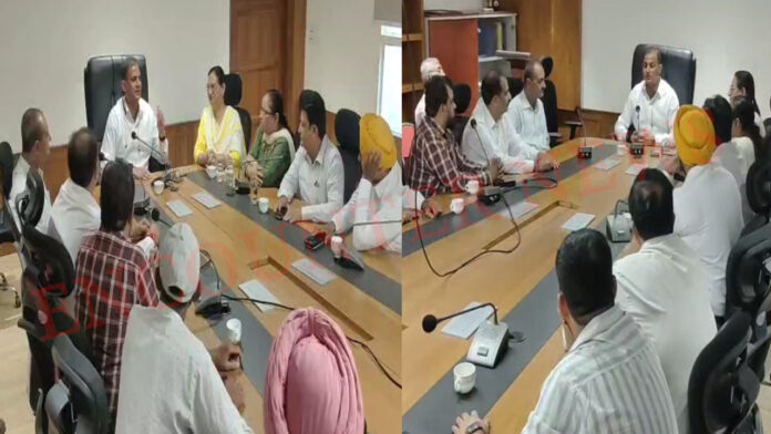 Jalandhar News: समस्याओं को लेकर नगर निगम कमिशनर से मिले कांग्रेसी पार्षद, देखें वीडियो