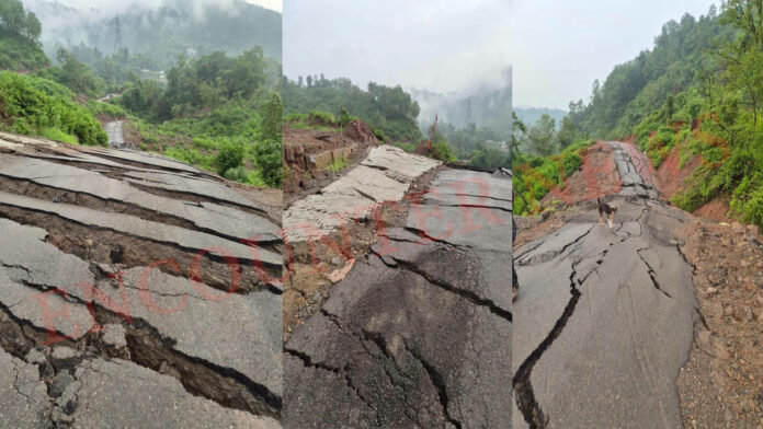 बारिश से Landslide, 15 फीट नीचे धंसी 100 मीटर तक सड़क, देखें वीडियो
