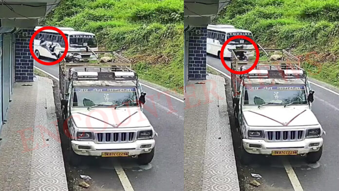 दाह संस्कार से लौट रहे स्कूटी सवार युवकों की बस से टक्कर, 3 की हालत गंभीर, देखें वीडियो