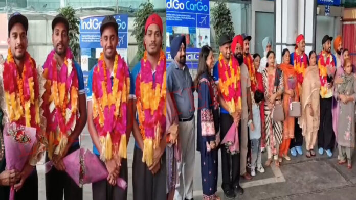 Punjab News: Junior Hockey Team पहुंची अमृतसर, चैंपियन खिलाड़ियों का एयरपोर्ट पर भव्य स्वागत, देखें वीडियो