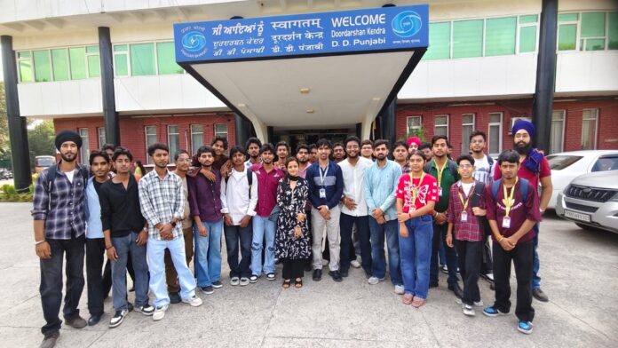 Meharchand Polytechnic College के इंजीनियरिंग विभाग के विद्यार्थियों ने किया दूरदर्शन का दौरा