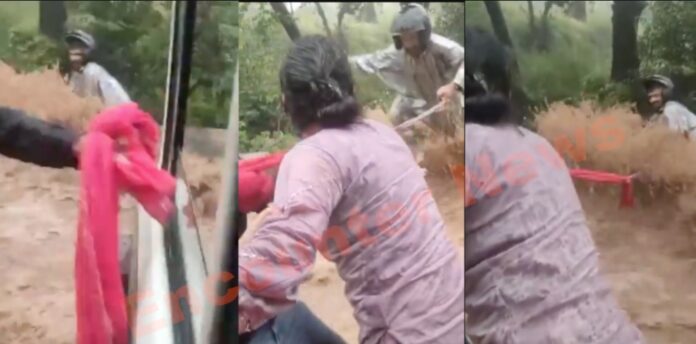 तेज बहाव में फंसे बाइक सवार, नवविवाहिता की चुनरी आई काम, देखें वीडियो