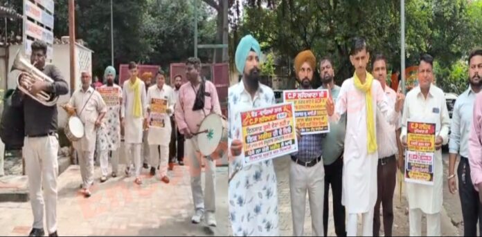Punjab News: ढोल की थाप पर भांगड़ा डालकर CP Office के बाहर टीटू बनिया ने किया प्रदर्शन, देखें वीडियो