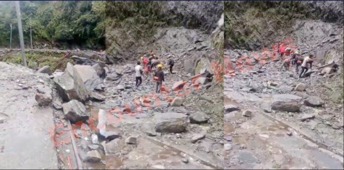केदारनाथ पैदल मार्ग पर गिरा मलबा, सोनप्रयाग-गौरीकुंड में रोकी गई यात्रा, देखें वीडियो