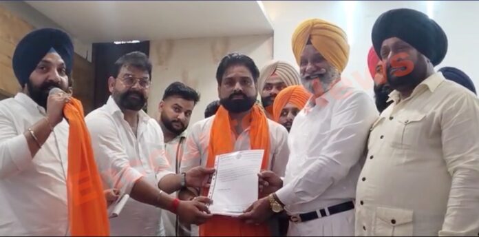 b News: अलग-अलग पार्टियों से 200 परिवार अकाली दल में शामिल, देखें वीडियो Punjab News: अलग-अलग पार्टियों से 200 परिवार अकाली दल में शामिल, देखें वीडियो