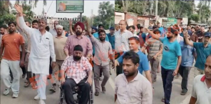 Jalandhar News: फ्लाईओवर बनने पर दुकानदारों का विरोध, रोका काम, भाजपा से की अपील, देखें वीडियो