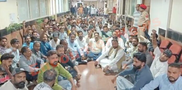 नगर निगम दफ्तर के बाहर कर्मियों ने लगाया धरना, कमिशनर का आया बयान, देखें वीडियो