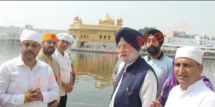 कैबिनेट मंत्री हरदीप सिंह पुरी ने श्री दरबार साहिब में नवाया शीश, देखें वीडियो