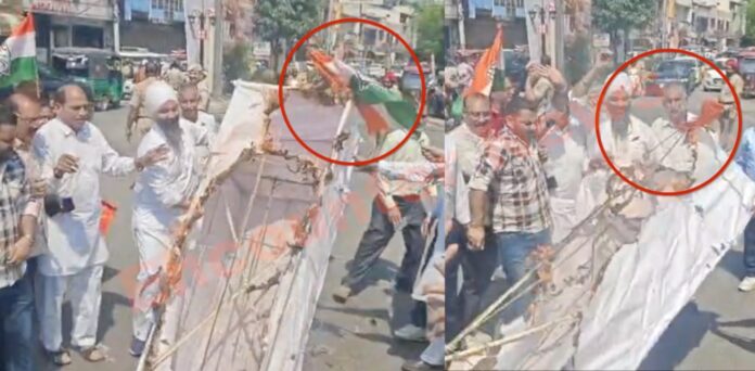 Jalandhar News: प्रदर्शन में कांग्रेस ने PM Modi के पुतले के साथ फूंका खुद का झंडा, देखें वीडियो