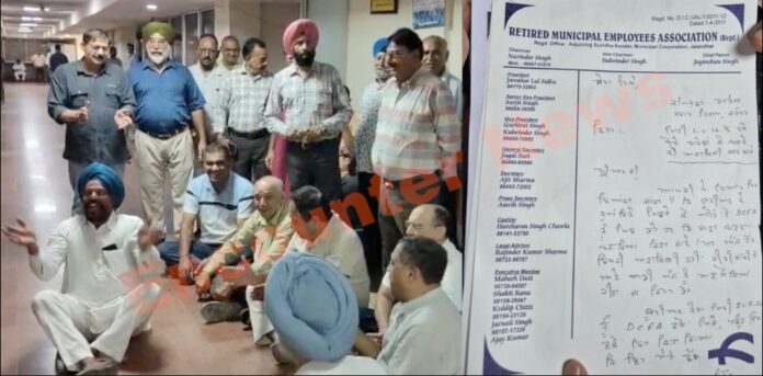 Jalandhar News: नगर निगम में पूर्व कर्मियों ने किया प्रदर्शन, दी चेतावनी, देखें वीडियो