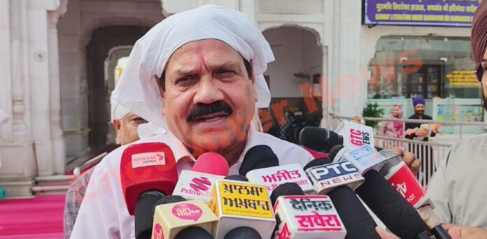 कांग्रेस नेताओं ने श्री दरबार साहिब में टेका माथा, सरबत के भलाई की अरदास, देखें वीडियो