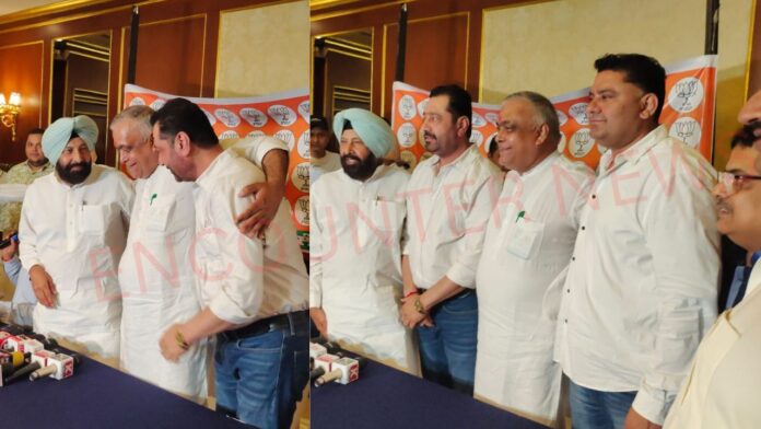 Jalandhar News: BJP प्रधान Kewal Dhillon ने Dinesh Dhall को करवाया पार्टी में शामिल, देखें वीडियो