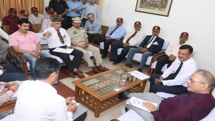 हिमाचल के राज्यपाल ने हमीरपूर के पूर्व सैनिकों के साथ की भेंट