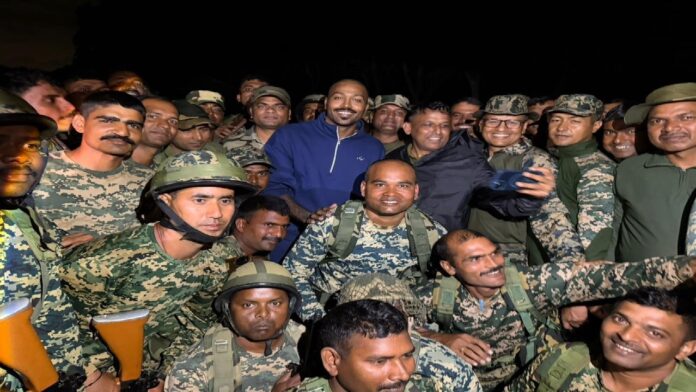 भारतीय जवानों के साथ मस्ती करते दिखे Hardik Pandya, सोशल मीडिया पर Viral हुई तस्वीर