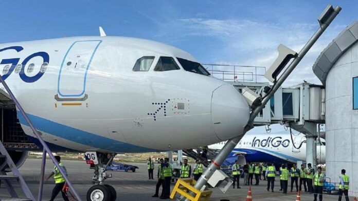 Srinagar International Airport पर टला बड़ा हादसा, पोल से टकराया Indigo का विमान, देखें वीडियो