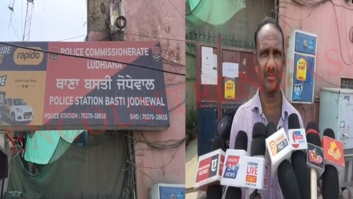 Punjab News: दिन दहाड़े स्प्लायर का पर्स छीनकर बाइक सवार स्नेचर फरार, देखें वीडियो