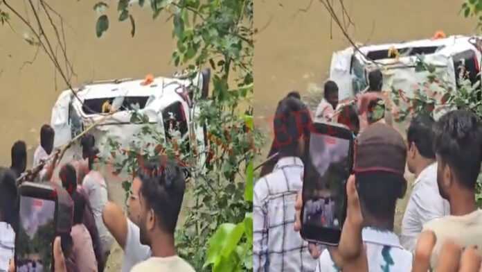 आगर-मालवा में बरसाती नाले में बही कार, 3 बच्चों समेत 8 लोगों की मौत, देखें वीडियो