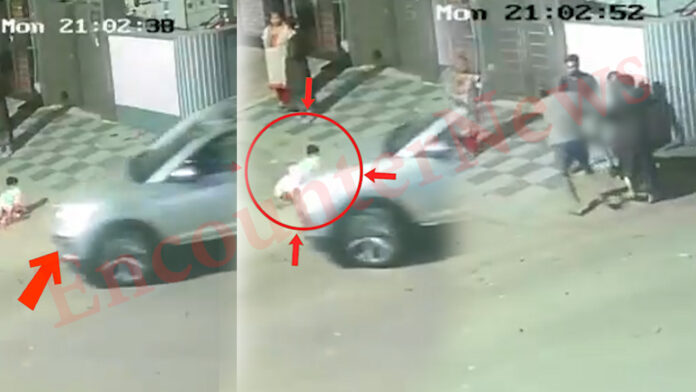 दो साल की बच्ची को कार से कुचला, मौत; घर के सामने खेल रही थी, देखें CCTV