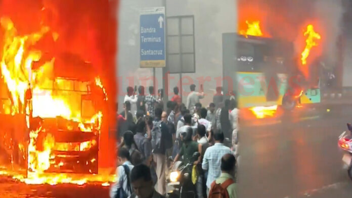 Station के नीचे चलती Bus बनी आग का गोला, ट्रैफिक में फंसे कई वाहन, देखें वीडियो